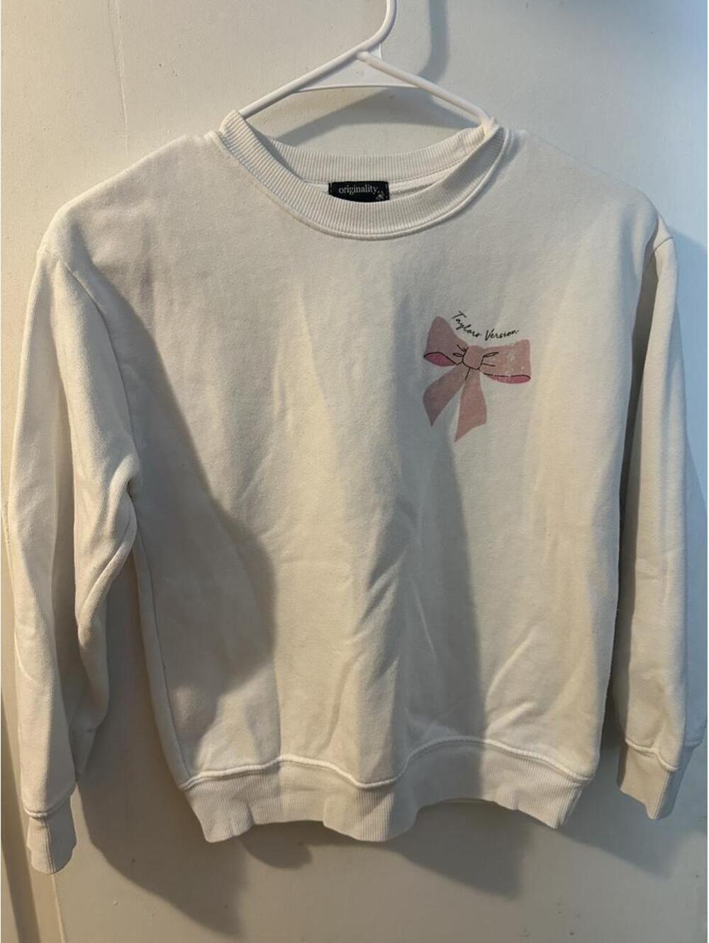 Originality Taylor Swift Taylor’s bows White crewneck sweatshirt, size M